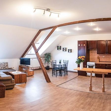 Podkrovní apartmán s výhledem na náměstí Lomnice nad Lužnicí Exterior foto