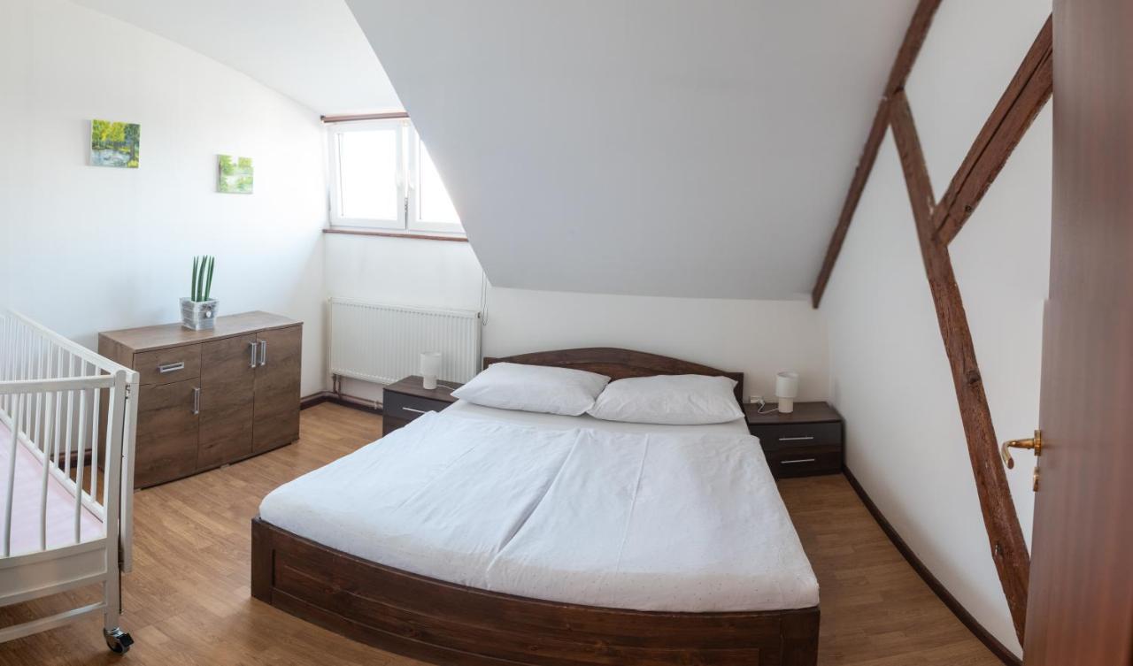 Podkrovní apartmán s výhledem na náměstí Lomnice nad Lužnicí Exterior foto