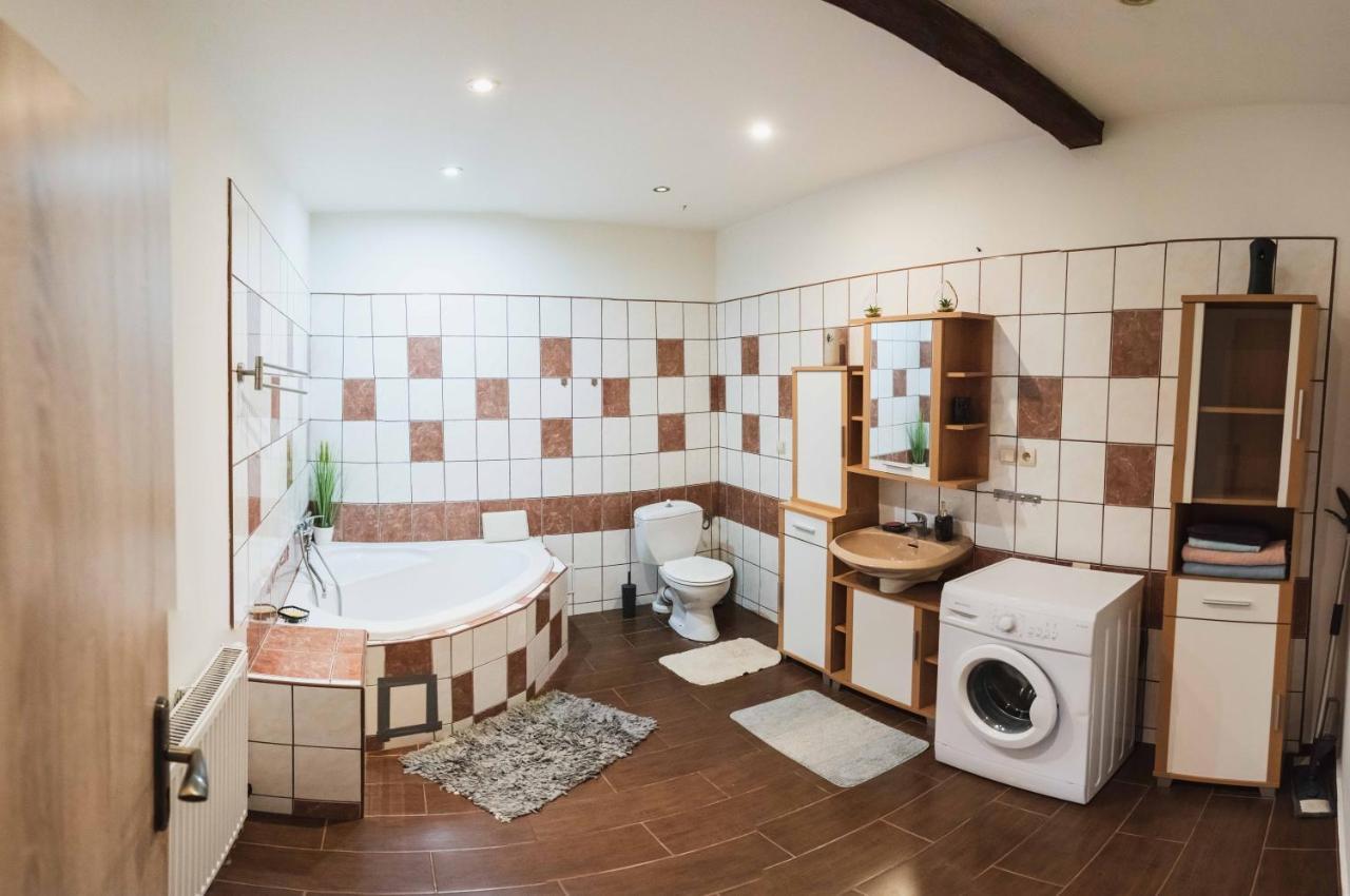 Podkrovní apartmán s výhledem na náměstí Lomnice nad Lužnicí Exterior foto